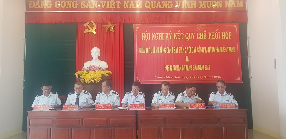 ký kết Quy chế phối hợp hoạt động quản lý nhà nước chuyên ngành giữa Bộ Tư lệnh Vùng Cảnh sát biển 2 với các Cảng vụ Hàng hải miền Trung